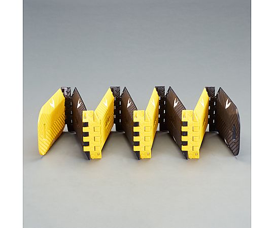 250x25mm/3m 減速帯(折りたたみ式) 折りたたまれた状態の減速帯が斜めから見える様子