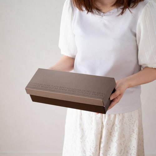 ギフト箱 モダンギフトBOXワイド型-L(10枚) ヘッズ 明るい色合いの箱が整然と並んでいる様子