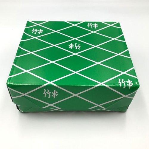 竹串15cm 800g箱入 パッケージの側面が上向きに傾いた状態で並べられた串の束
