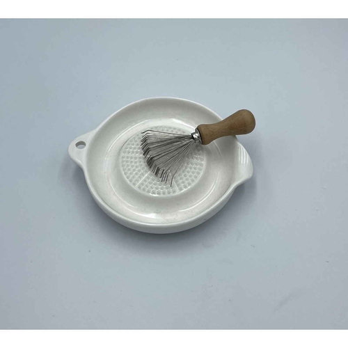 薬味用ハケ　キッチン用ミニくまで薬味トリーナーmini へら型の先端が見える、ブラシとくまでが一体になったデザイン