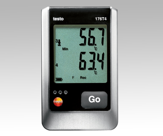 温度データロガー testo 176 T4 (本体) 黒い本体が斜め前から見える状態、液晶ディスプレイが点灯している様子。