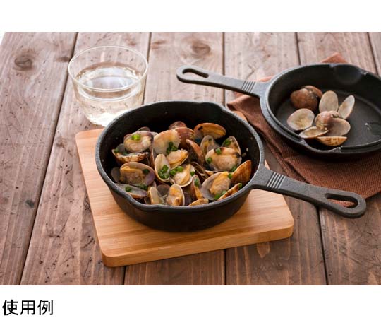 ヘビーズ 鉄スキレットコンボセット 15cm 商品が使用されているシズル感あふれる調理風景。
