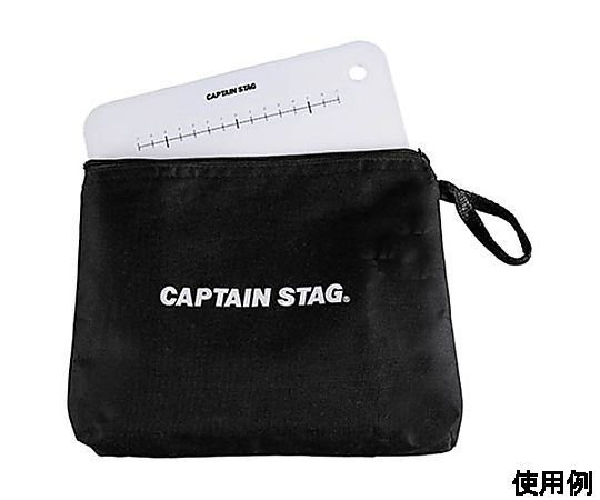 150x215x 2mm まな板(A5サイズ/ポリプロピレン製) 白いまな板が木製のテーブルの上に置かれ、清潔感のある状態。