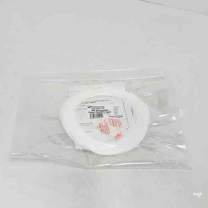 3Dプリンター用　HPフィラメント　スーパーフレキシブルタイプ【お試し用】　50g　ホワイト 透明な袋に入ったフレキシブルフィラメントの正面、シールタグ付きで詳細が読める様子。