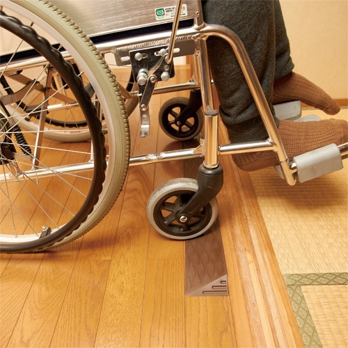 ダンスロープ　ミニ　高さ4.0cm　1台 斜めからの視点で、滑らかな表面とカーブが際立つ状態