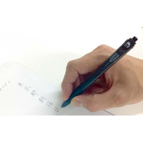 スラリ0.5mm 黒 10本 正面からしっかりと映した黒い筆記具が並んでいる様子