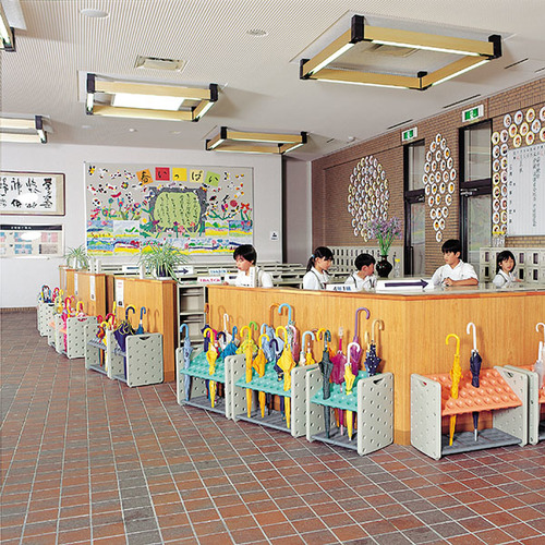 安全面を考慮し丸みのあるフォルムの傘立（36本）