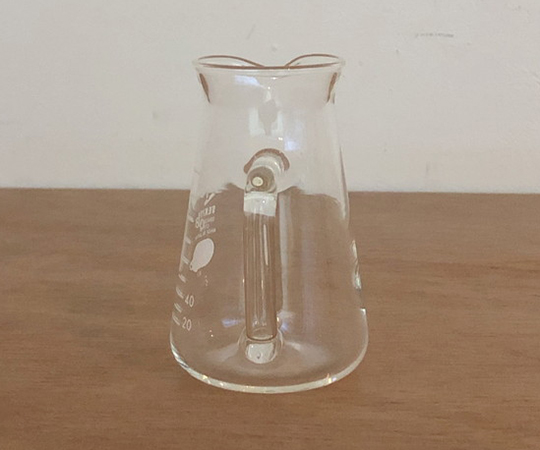 取っ手付きコニカルビーカー 100ml 取っ手が明瞭に見える傾斜のあるビーカーが前面に位置している状態
