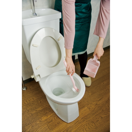 トイレブラシ かえしも洗えるトイレブラシ ケース付 トイレ掃除 水はねしない ブラシが包まれたケースと一緒に横向きで配置されている様子
