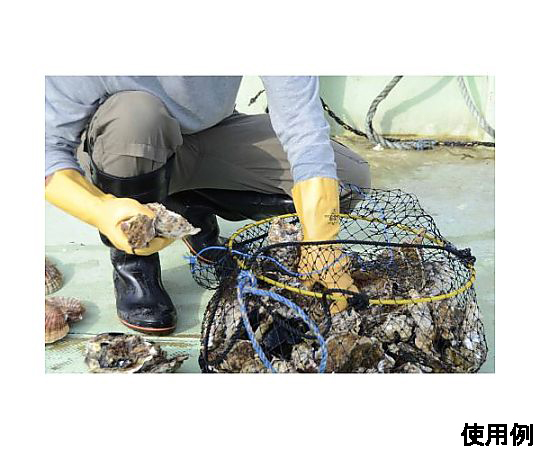 [LL] 手袋・耐油(ニトリルゴム) 黒色のゴム製手袋が前面に広がり、指先が曲がっている様子