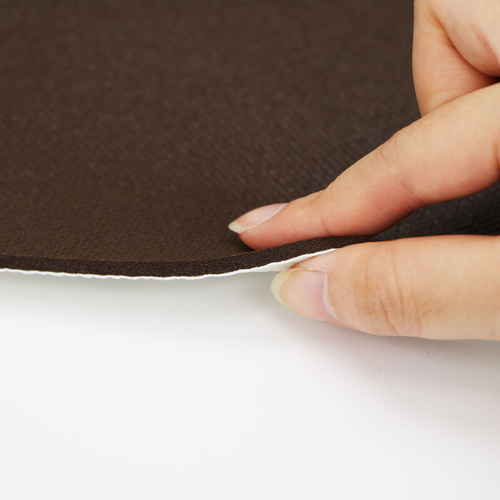 モノグサ　PVC　キッチンマット120　ローズフレンド 淡いローズカラーのキッチンマットが床の上に広がる様子