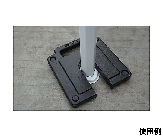 5.0kg ウェイトスチール(テント用/2個) 円形のウェイトが地面に置かれ、テントの設営を支える様子