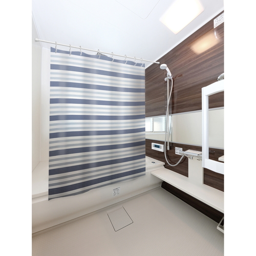 デザインバスカーテンDBC-131130cm幅×178cm丈　ブルー 明るいブルーの生地が広がる、滑らかな質感の垂直なバスカーテン