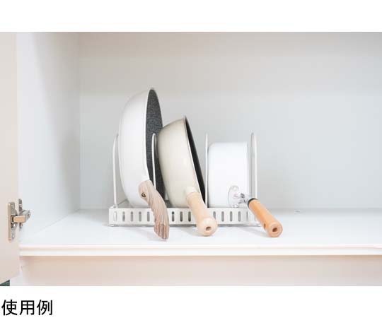 ルームラボ 調整できるフライパンスタンド スタンドの構造が見える状態で、フライパンを安定して支えている様子