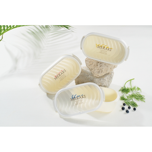 弁当箱　MERAKI　レクタングル　PK　ピンク 蓋付きのピンクの弁当箱が正面から見える状態