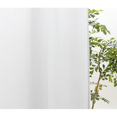レースカーテン　ソピア　幅1000×長さ2280mm　ホワイト　1パック(2枚) 透明感のあるホワイトのカーテンが2枚、自然光を透過してやわらかな印象を与えている状態