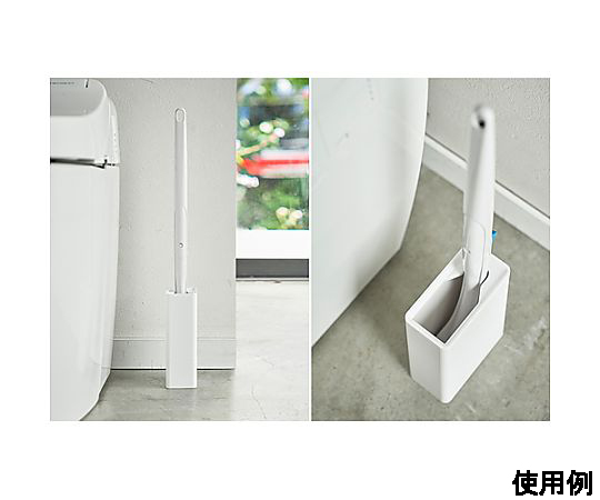55x110x170mm 流せるトイレブラシスタンド(白) 丸い底の白いスタンドが斜めから見える角度で、ブラシが安定して立てられている様子。