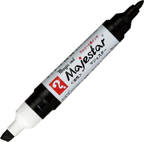 マジックインキ 抗菌マジェスター ツイン 黒 パッケージが斜めから見える状態で、キャップが外れた様子