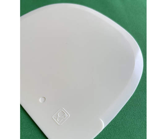 スケッパー クリーム 114×96mm 側面から撮影されたクリーム容器、白い外観が目を引く様子。