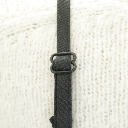 エプロン　ワンピースエプロン　ブラック 黒の生地でシンプルなデザイン、上部にはスリット入りのストラップが見える状態。