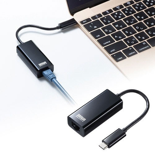 有線LANアダプタ(USB　Type-C-LAN変換・Gigabit対応)　ブラック　1個 黒いアダプタが机の上に置かれ、Type-C端子とLANポートが見える状態