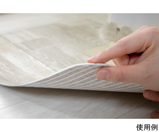 吸着拭けるフロアトイレマットウッド　ショート　ホワイト 白い木目調の素材で、中央に向かって薄くカーブしたデザインが見える状態