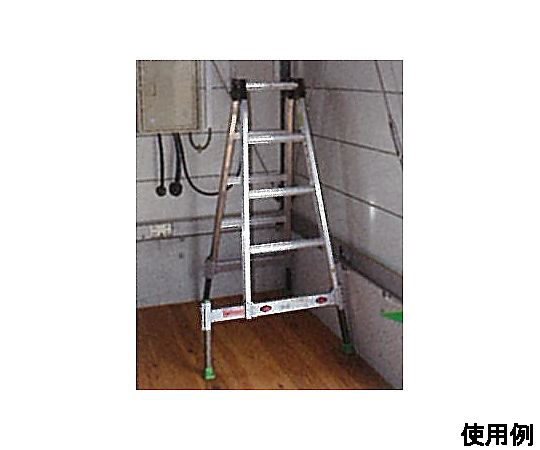 1.02-1.21m  はしご兼用脚立(アウトリガ-一体) 安定した土台を持つ脚立が立てられた状態