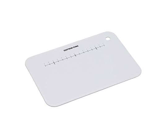 150x215x 2mm まな板(A5サイズ/ポリプロピレン製) 白いまな板が平らに置かれ、透明なフィルムで包まれた状態