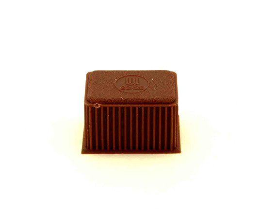 イスキャップ　平角　茶　対象脚サイズ23×36mm 茶色の平角形のイスキャップが端正に並べられている様子