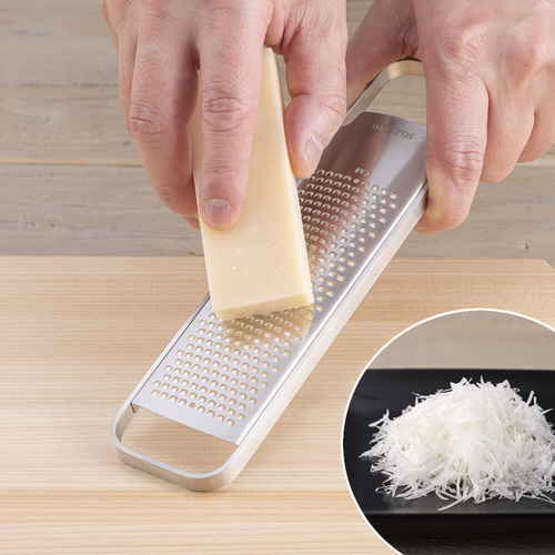グレーター　SELECT100　カバー付き　おろし器 上から見た状態で、カバーが付いたまま置かれているおろし器