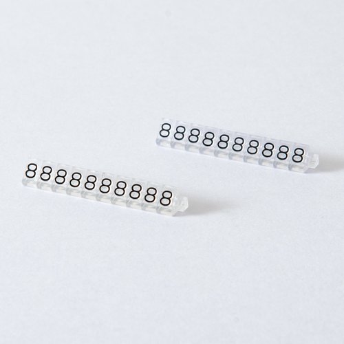 陳列備品 ニュープライスキューブ補充M用(20粒) 透明/黒 8 友屋 透明と黒の補充用パーツが並んでいる状態