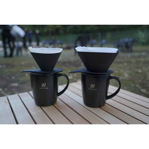 V60フラットドリッパー01Zebrang 商品が直立し、デザインや質感がよく見える角度の上面。