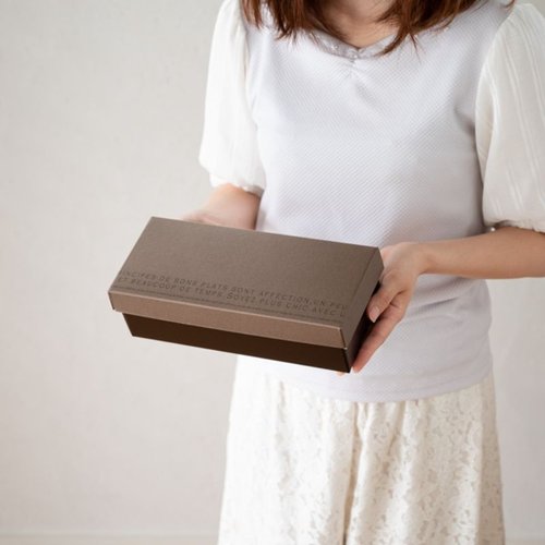 ギフト箱 モダンギフトBOXワイド型(10枚) ヘッズ 明るい色合いのギフト箱が平置きにされている様子