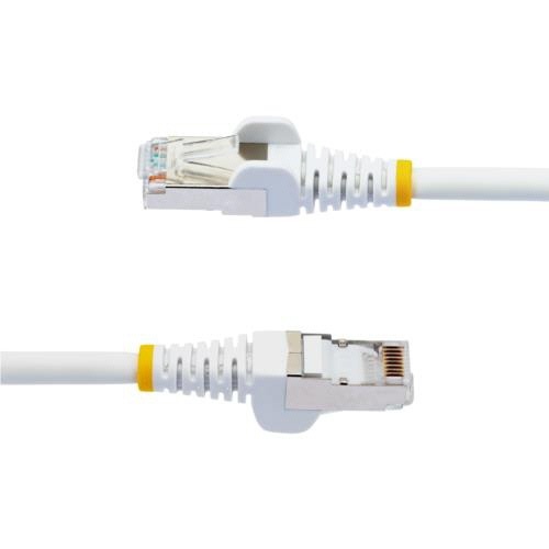 カテゴリ6A　LANケーブル　低煙ゼロハロゲン　ツメ折れ防止　1m　ホワイト　1本 白いLANケーブルが真上から撮影され、特長的な低煙ゼロハロゲンの表示が確認できる状態