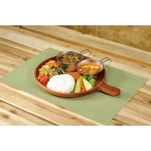 木製食器　ハンドル付プレート25cm　ウッドブレス　キャプテンスタッグ 木目の美しさが際立つハンドル付きのプレートが横向きに置かれている様子