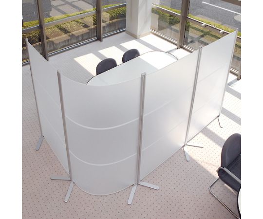 フレキシブルパーテーション半透明 H1800 透け感のある半透明なパーテーションが立ち上がっている様子
