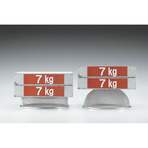 調理用品 TS 頑丈なザル 22cm 37332 金属製のザルが斜め上から見える状態で、底に水がたまったままの様子。