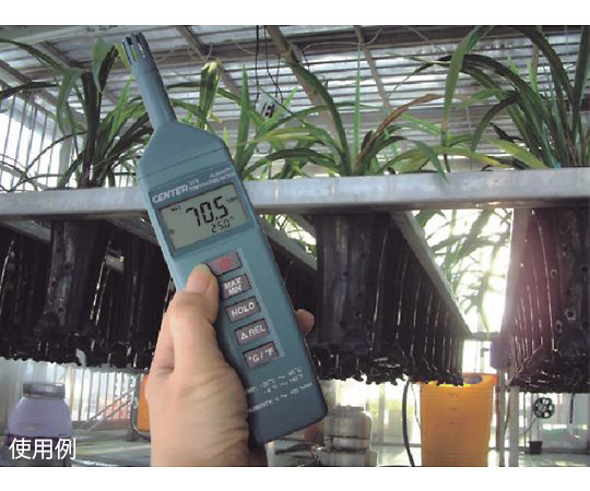 コンパクトサイズ温湿度計 デジタルディスプレイが明るく表示された機器が横向きに設置されている状態