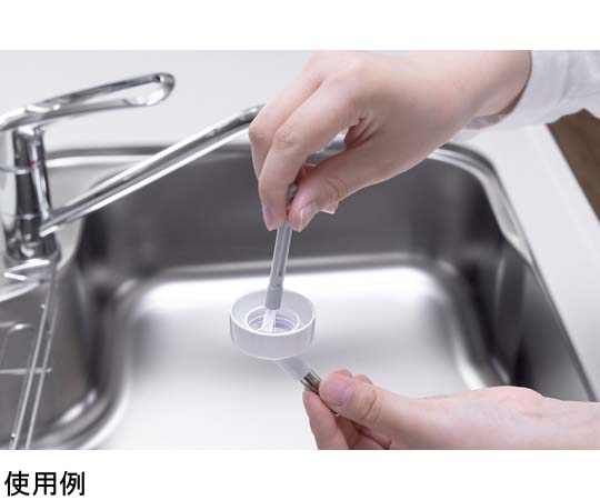 びっくり 水飲みボトル洗い ロング 透明なボトルを持った長いブラシが見える様子