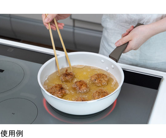 ララッテスルル IH ディープ 24cm 深いボウルが輝く状態で、持ち手が見える角度。