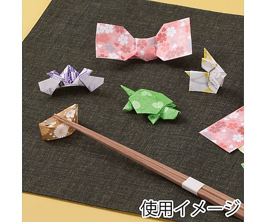 折り紙箸袋　ハカマ　千代　500枚 折りたたまれた箸袋が重なり、鮮やかな色合いが目を引く状態