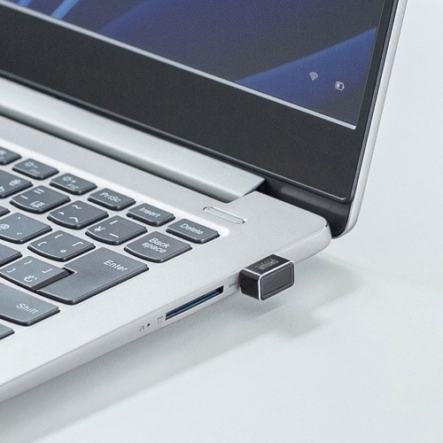 USB指紋認証リーダー(Windows　Hello対応)　1個 ブラックのコンパクトな筐体と指紋認証部分が向かい合った状態で見える様子