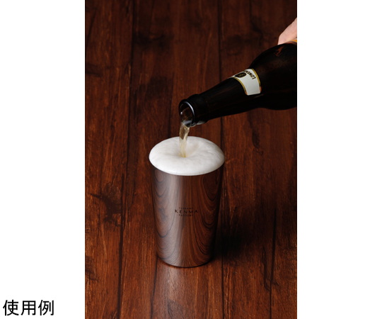 燕研磨ファクトリー STタンブラー 300mL 光沢のある金属製の容器がテーブルの上に置かれている様子