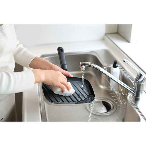 コンパクトおさかなロースター 側面から撮影された調理器具で、焼魚をじっくり焼くための電源コードが見える状態