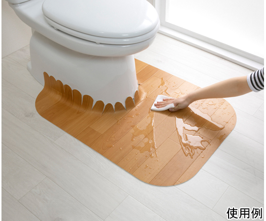吸着拭けるフロアトイレマットウッド　ロング　ベージュ フロアに広がるベージュのトイレマット、ウッド調のテクスチャが際立つ状態