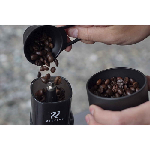 コーヒーキャニスター50GZebrang 黒と白のストライプデザインの蓋付き容器が並ぶ横向きの状態