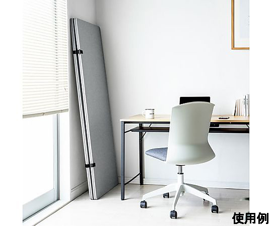 600x 12x1600mm パーテーション(吸音/4連) 連結された4つのボードが立てられた様子、上部は緩やかにカーブしている。