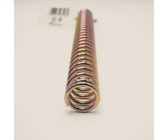 鉄押しバネ　線径2.6mm×外径20mm×自由長200mm 細長いスプリングが真上から撮影された状態