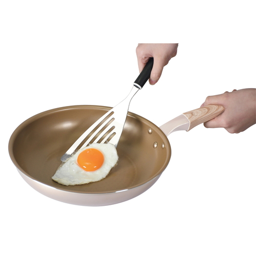 フライパン　20cm　IH対応　ロングライフスピンコート 表面に光沢のある状態で、金属製の取っ手が付いている横からのアングル。