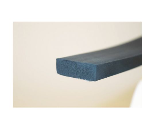 EPDM高機能スキマテープ　シャッター用　30X10mmX3.5m 黒色のテープが丸まってパッケージ内に収められている様子